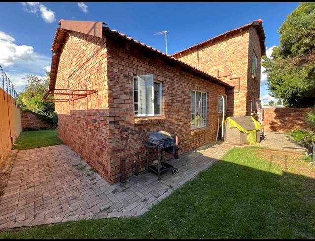 4 BEDROOM TOWNHOUSE FOR SALE IN SUNDOWNER